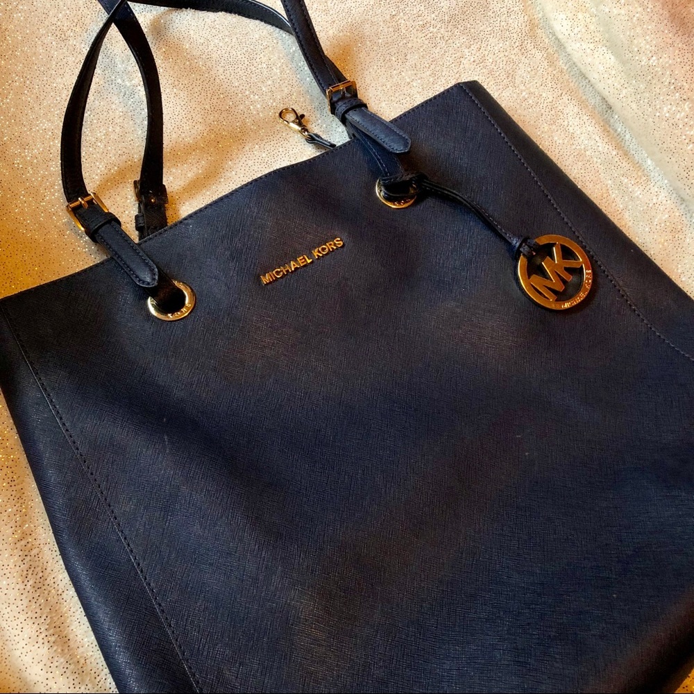 Navy blue Michael Kors bag. - Picture 2 of 8